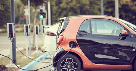 MKiŚ: 65% Polaków jest skłonnych wymienić samochód na elektryczny
