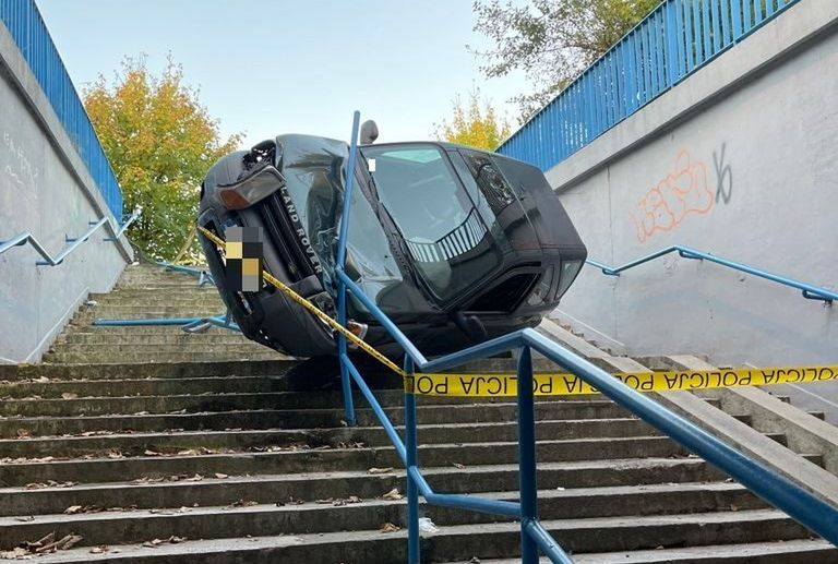 Wjechała terenówką do przejścia podziemnego. Tłumaczenie zaskoczyło policję