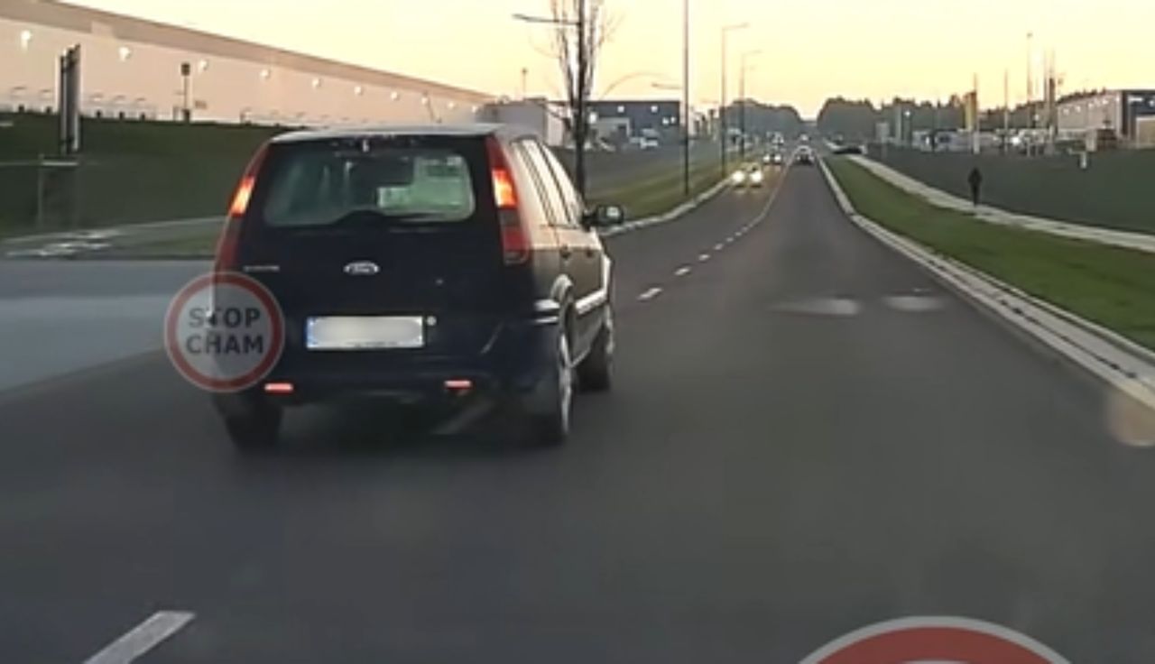 Nagle zaczął zjeżdżać. Spójrzcie na szybę forda