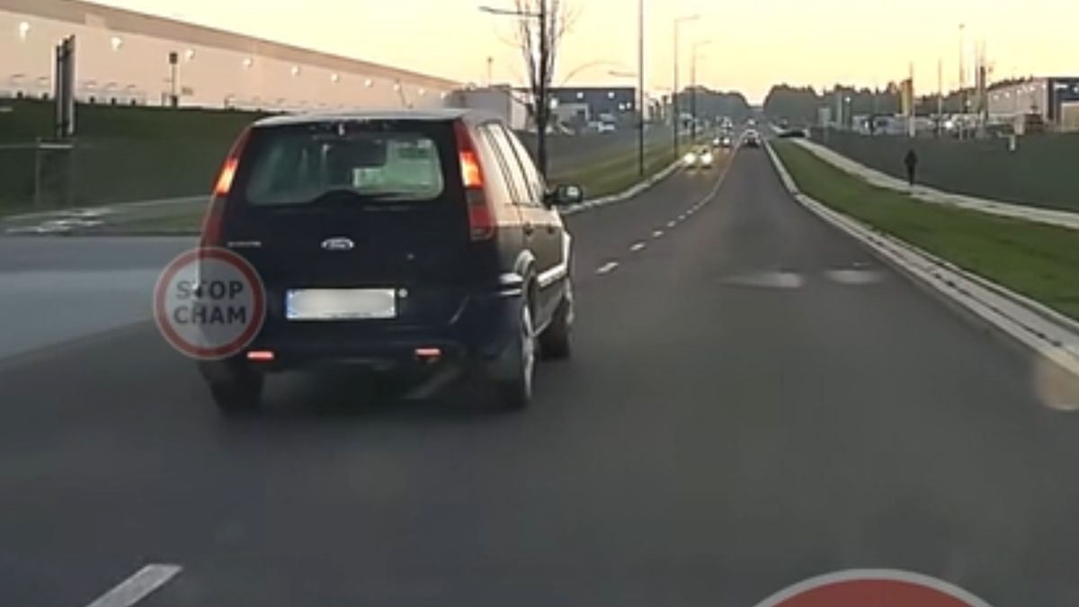 Jechał z zamrożoną szybą. 