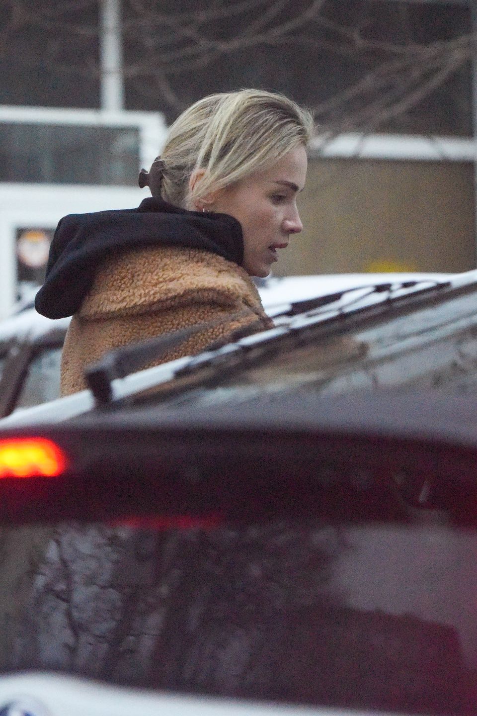 Maffashion zaspokaja głód nikotynowy przed butikiem Macieja Zienia