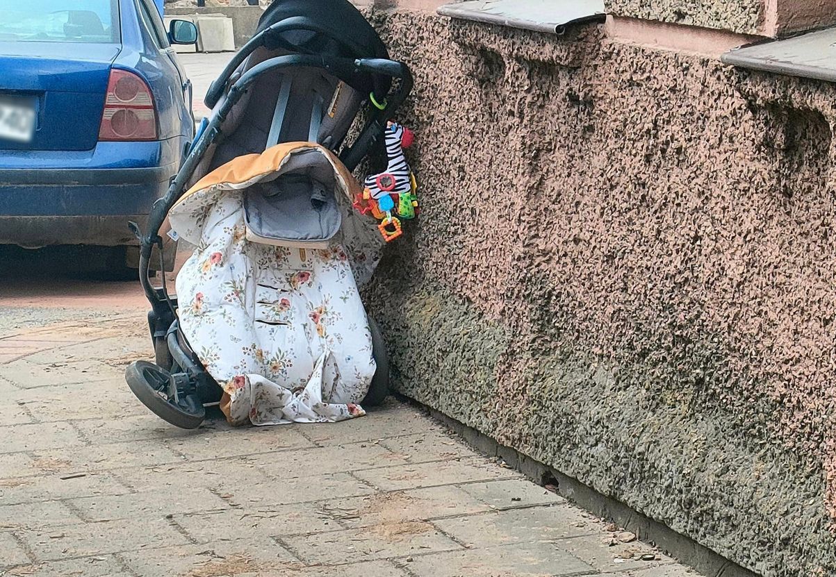 Matka z dziećmi w szpitalu. Całą czwórką przechodzili przez pasy