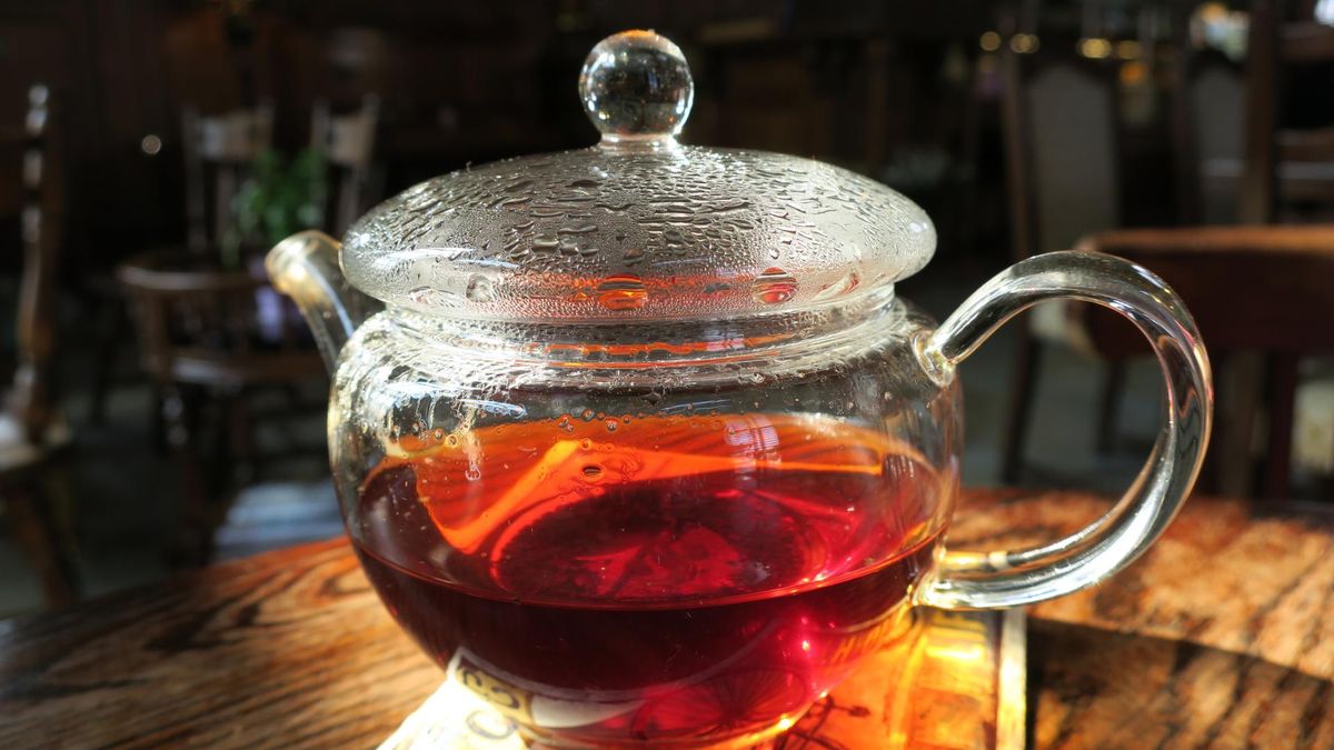 Nie tylko miód i cytryna. Te dodatki do herbaty poprawią zdrowie i dodadzą smaku