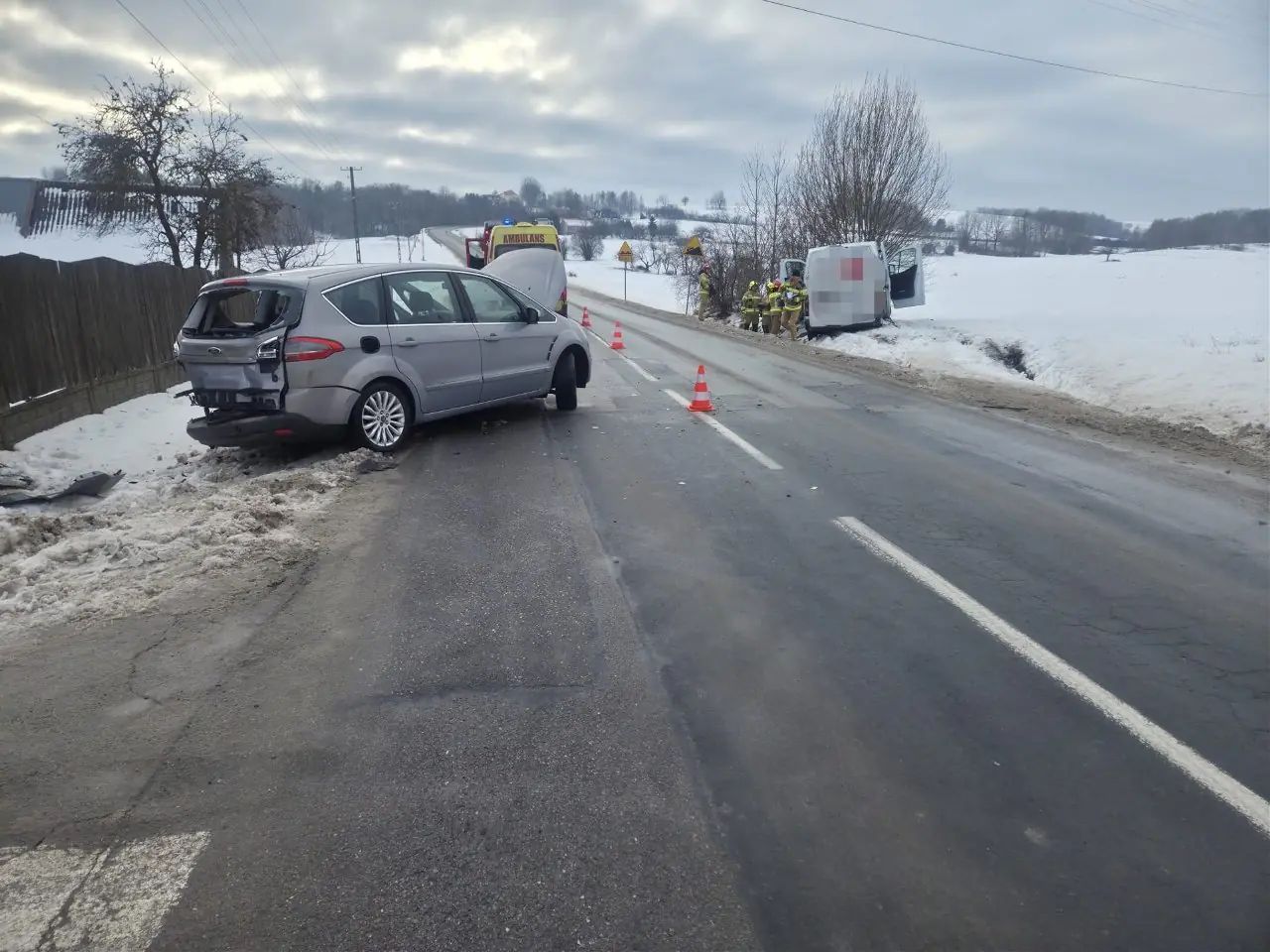 Zderzenie dwóch aut w powiecie opatowskim. Kierowcy trafili do szpitala [zdjęcia]