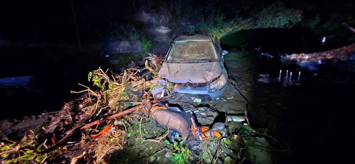 Alerty pogodowe na rajskich wyspach. Woda porwała samochody