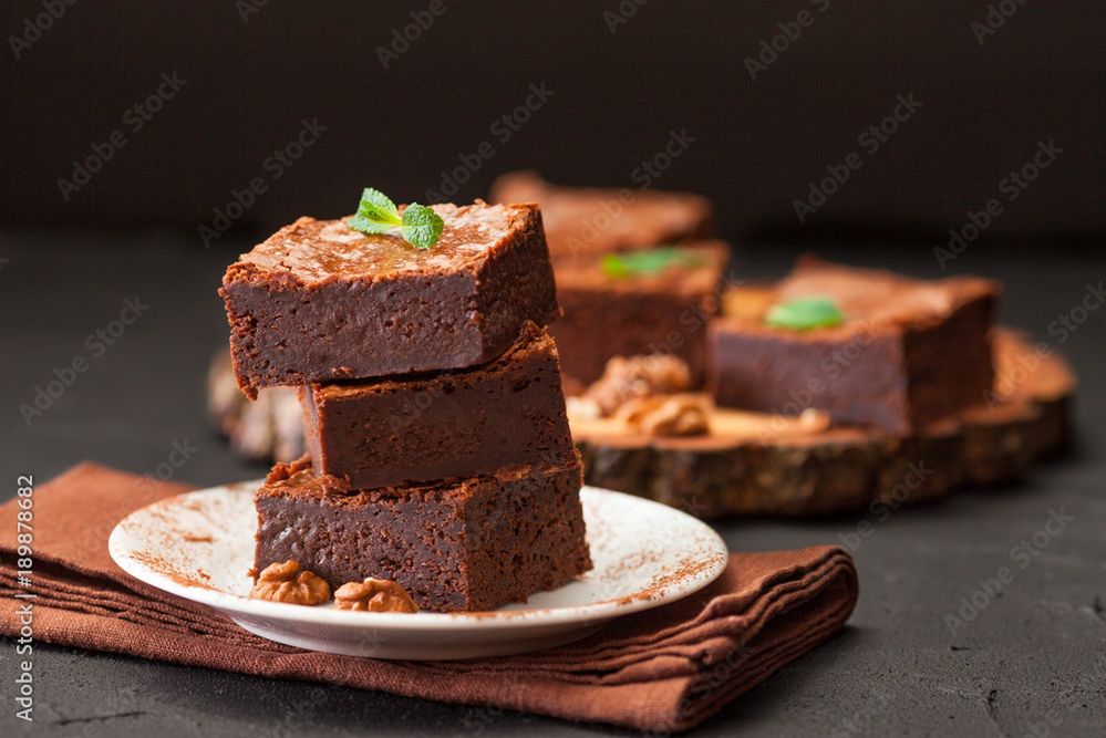 Czekoladowa rozpusta z truskawkami. To najlepsze brownie, jakie zjesz. Rozpływa się w ustach i nie daje o sobie zapomnieć