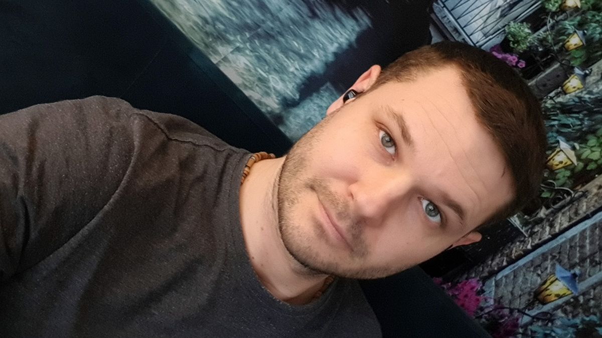 Jarek - warszawski przedsiębiorca. Trzy razy zmieniał branżę, ciągle walczy o przetrwanie swojej firmy