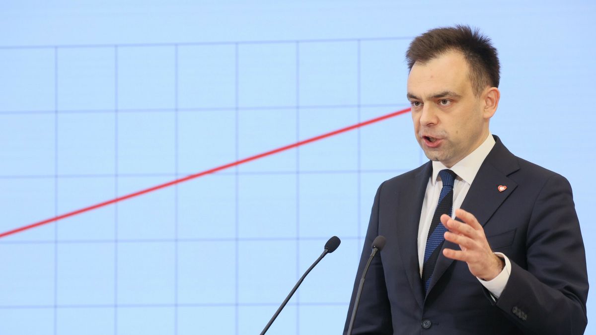 Minister finansów Andrzej Domański. Ministerstwo opublikowało "Białą Księgę" finansów publicznych