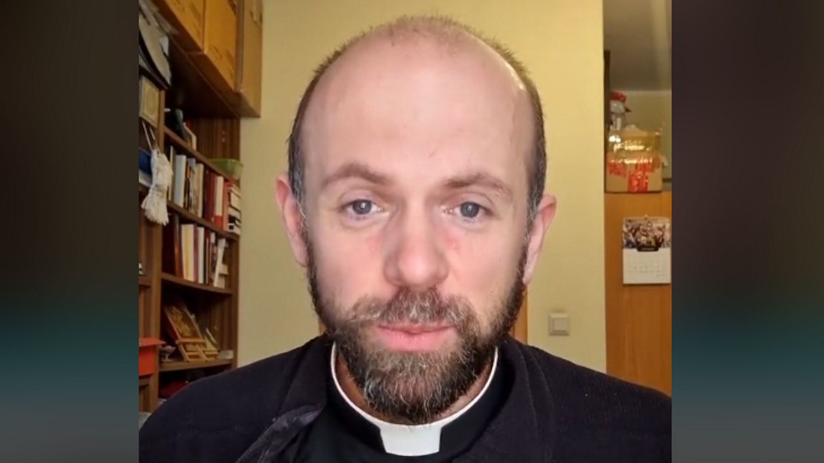 o. Paweł Kowalski prowadzi swój kanał na TikToku.