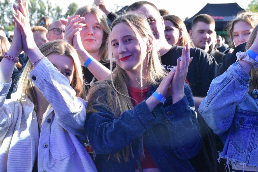 Koncertowe granie na terenach podożynkowych w Koszalinie.