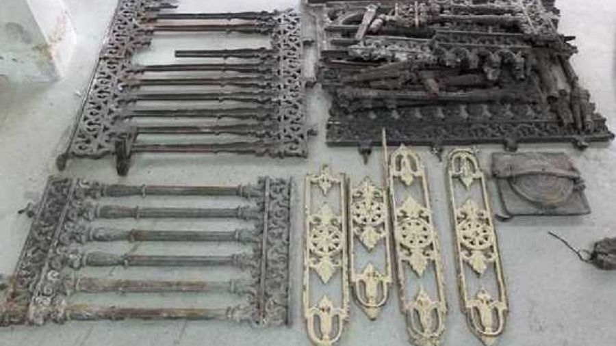 Warszawa. Cudem ocalone detale architektoniczne z oficyny z Hożej 9a. Budynek rozebrano, ale w ostatniej chwili z gruzów wydobyte zostały te elementy