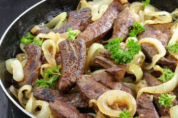 Po tę wątróbkę warto sięgać w mięsnym. Nie ma zdrowszej opcji, ma ogrom żelaza i nie kumuluje chemii