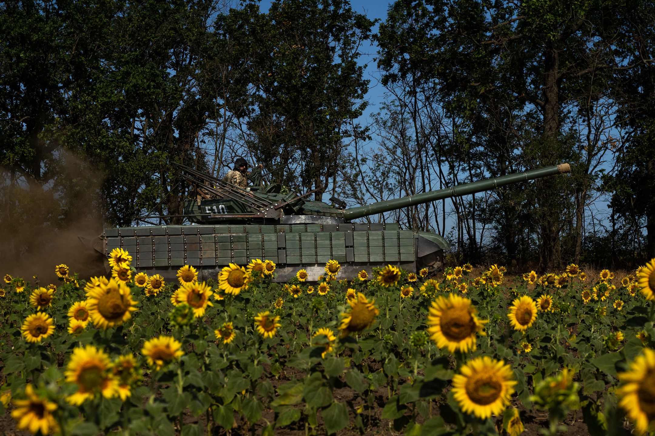 KHERSON, UKRAINE - AUGUST 8: Ukrainian soldiers service their tanks and armored vehicles in the Kherson region, Ukraine on August 8, 2025. (Photo by Fermin Torrano/Anadolu via Getty Images)