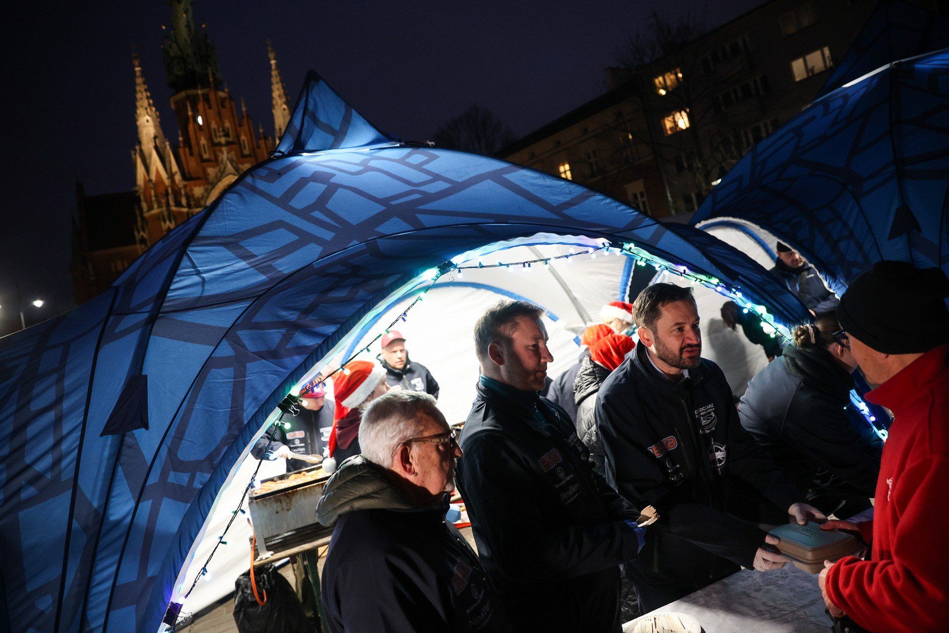 Doroczna akcja &#34;Przedświąteczny karp dla Krakowa&#34; jest już za półmetkiem. W poniedziałek długa kolejka ustawiła się po karpia na Rynku Podgórskim