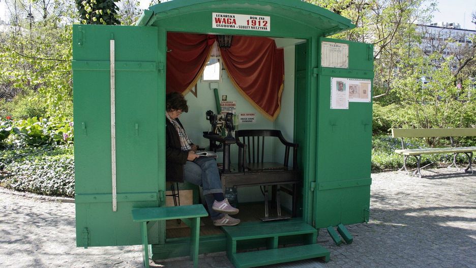Warszawa. Park Ujazdowski. W ciepłe, sprzyjające spacerom dni budka otwiera się i zaprasza warszawiaków i turystów do zmierzenia się z prawdą o sobie (polska-org.pl, Fot: Happa)