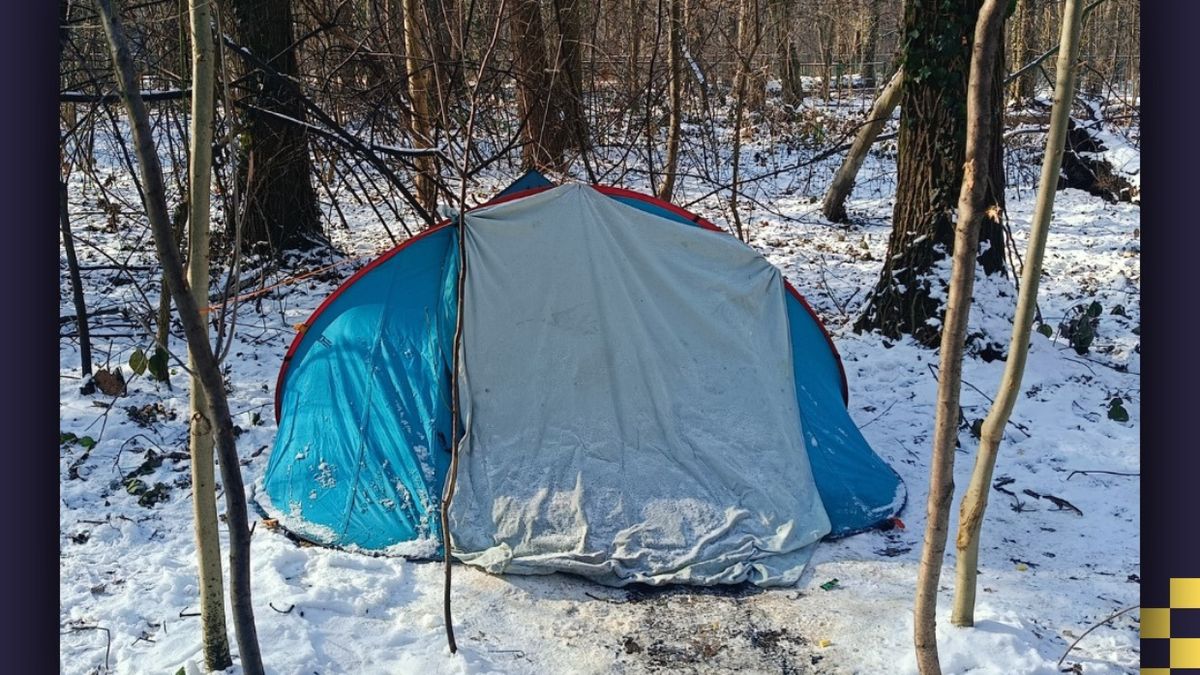 Bezdomna para mieszkała w namiocie w parku