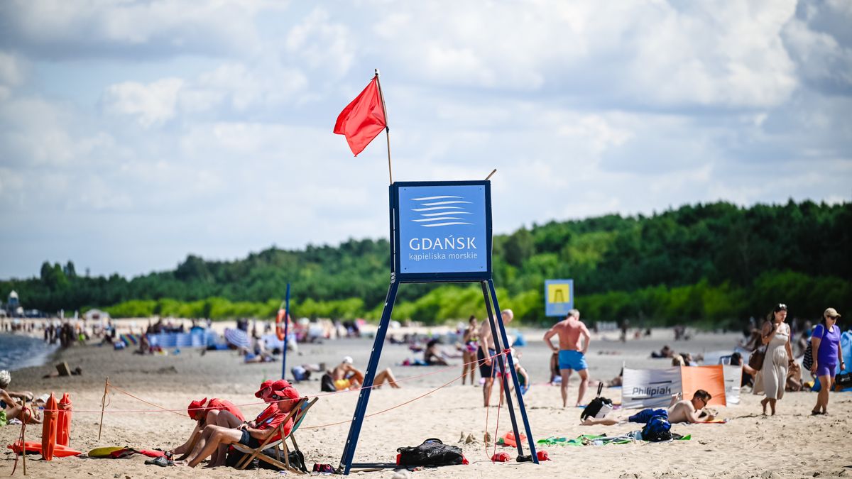 Gdańsk, 18.07.2024. Plaża w Gdańsku Jelitkowie, 18 bm. gdzie obowiązuje zakaz wchodzenia do wody. Na wszystkich sopockich i na części gdańskich kąpielisk jest zakaz kąpieli do 19 bm. Decyzja ta jest konsekwencją pożaru hali magazynowej w Gdańsku-Nowym Porcie. (aldg) PAP/Marcin Gadomski***Do tego materiału zdjęciowego dostępna jest również depesza w systemie CSI, pt.: Pomorskie/ Do piątku zakaz wchodzenia do wody na wszystkich sopockich i części gdańskich kąpielisk***