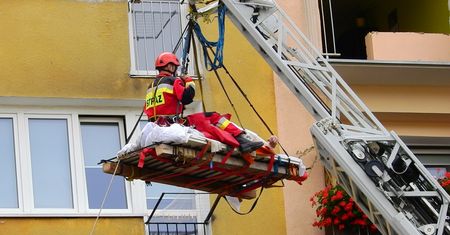 Świnoujście. Mężczyzna nie wychodził 7 lat z domu. Potrzebni byli strażacy z dźwigiem