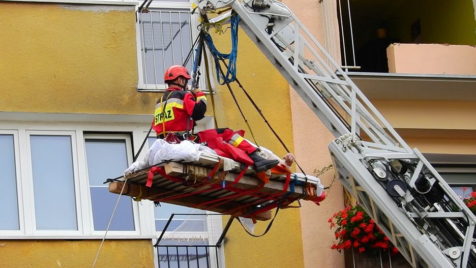 Mężczyznę ewakuowali z mieszkania strażacy (Autor fot: iswinoujscie)