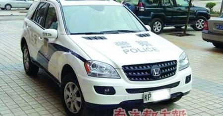 Mercedes ze znaczkiem Hondy - absurd policji w Chinach