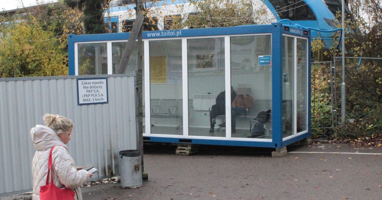 Koszalin: Bezdomni zajmują kontenerową poczekalnię przy dworcu