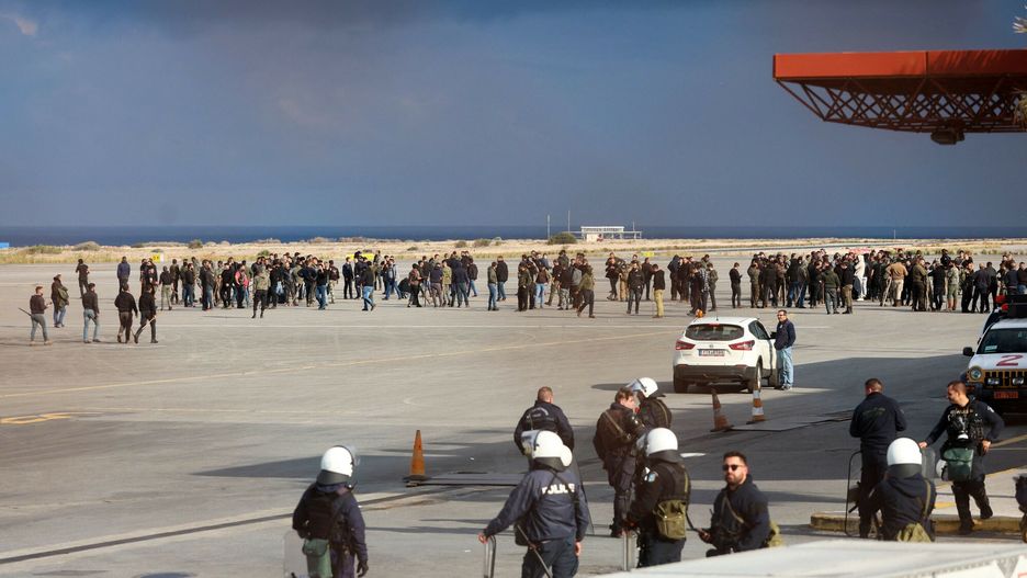 Rolnicy zablokowali lotnisko na Krecie.