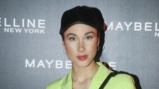 Eleganckie kapelusze i sportowe czapki z daszkiem. One uzupełnią twoją stylizację. Oto modne nakrycia głowy na lato 2025!