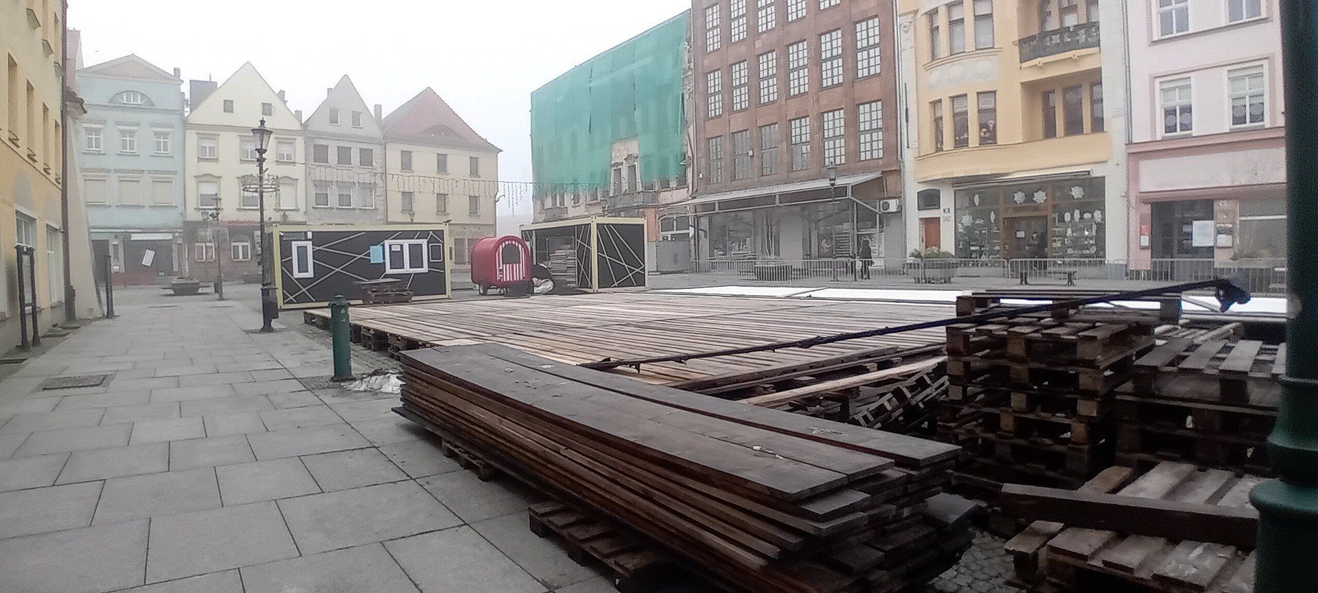 Budowa tymczasowego lodowiska w Żarach