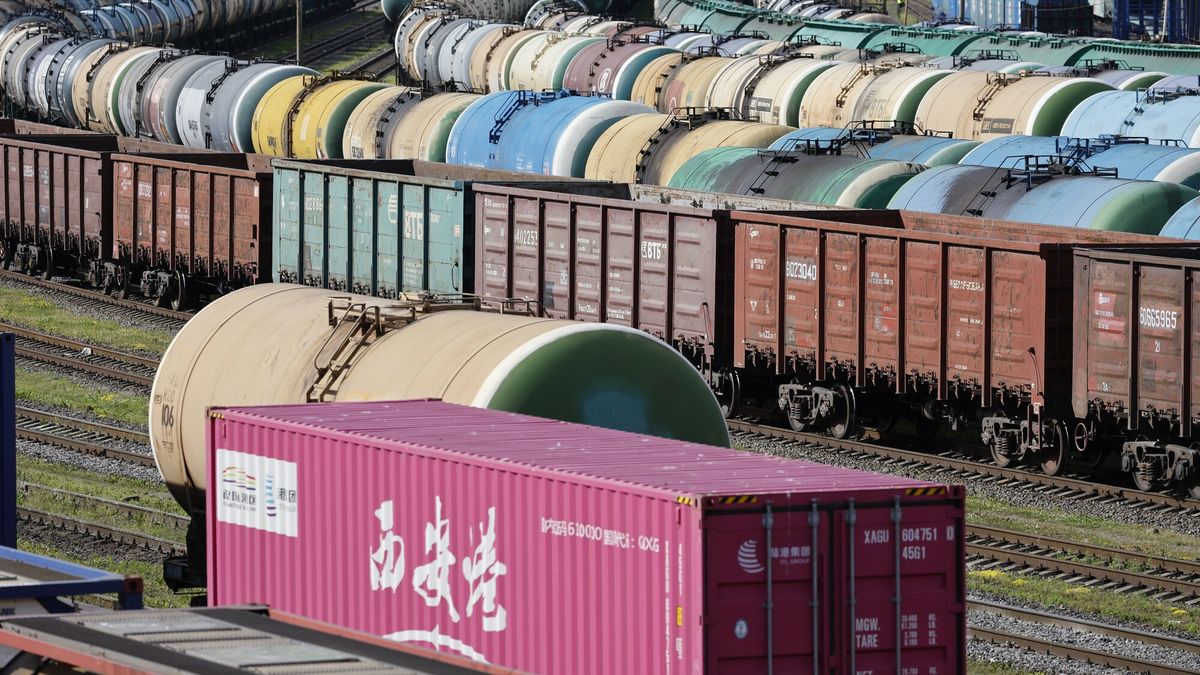 Wagony towarowe na stacji w Kaliningradzie
Freight cars stand on the railroad tracks of the freight station in Kaliningrad, Russia, Tuesday, June 21, 2022. Russia's security chief on Tuesday said Moscow will respond to Lithuania's decision to bar rail transit of goods subject to European Union sanctions from Russia to Russia's Baltic exclave of Kaliningrad. (AP Photo)
AP
