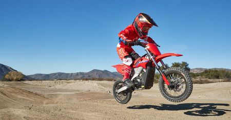Taki pomysł ma sens. Honda CRF-E2 to elektryczny cross dla dzieci