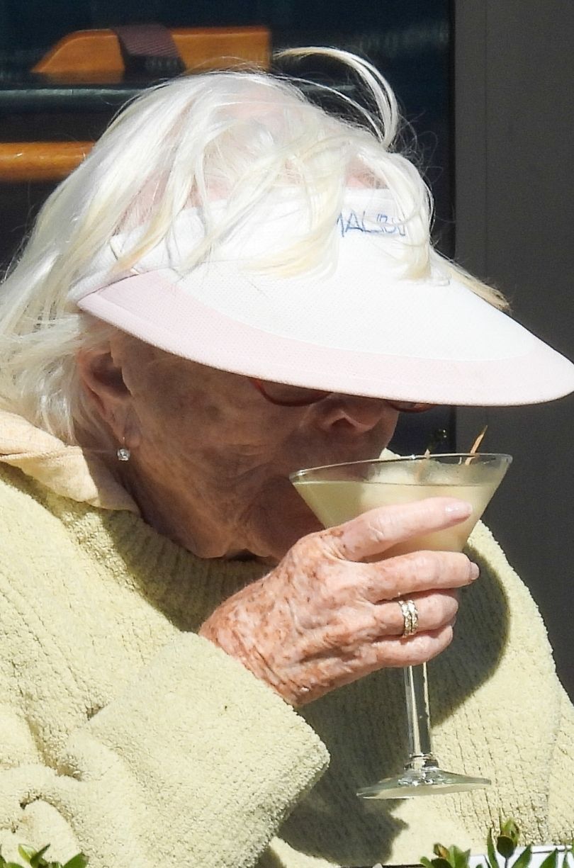 Shirley MacLaine sączy Martini na lunchu w Malibu