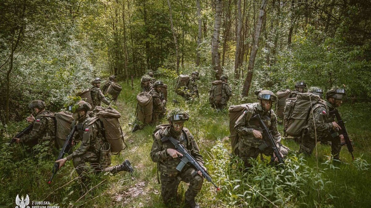 Grupa żołnierzy WOT w lesie w woj. lubelskim | fot. 2LBOT