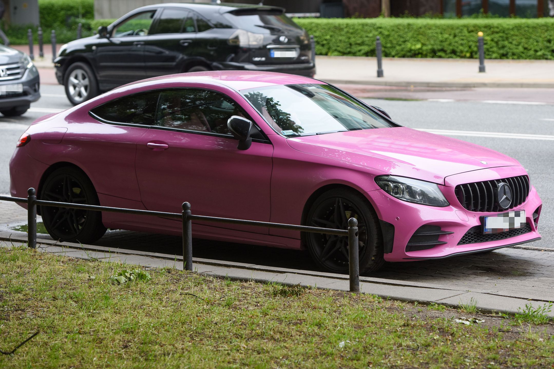 Marta Linkiewicz podjechała różową strzałą do urzędu