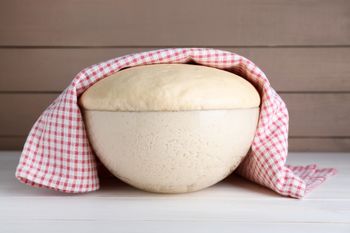 Ciasto drożdżowe rośnie jak szalone. Babciną metodę 3xC stosuję od lat