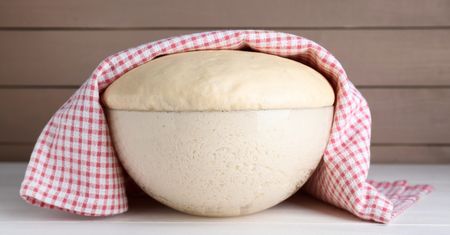 Ciasto drożdżowe rośnie jak szalone. Babciną metodę 3xC stosuję od lat