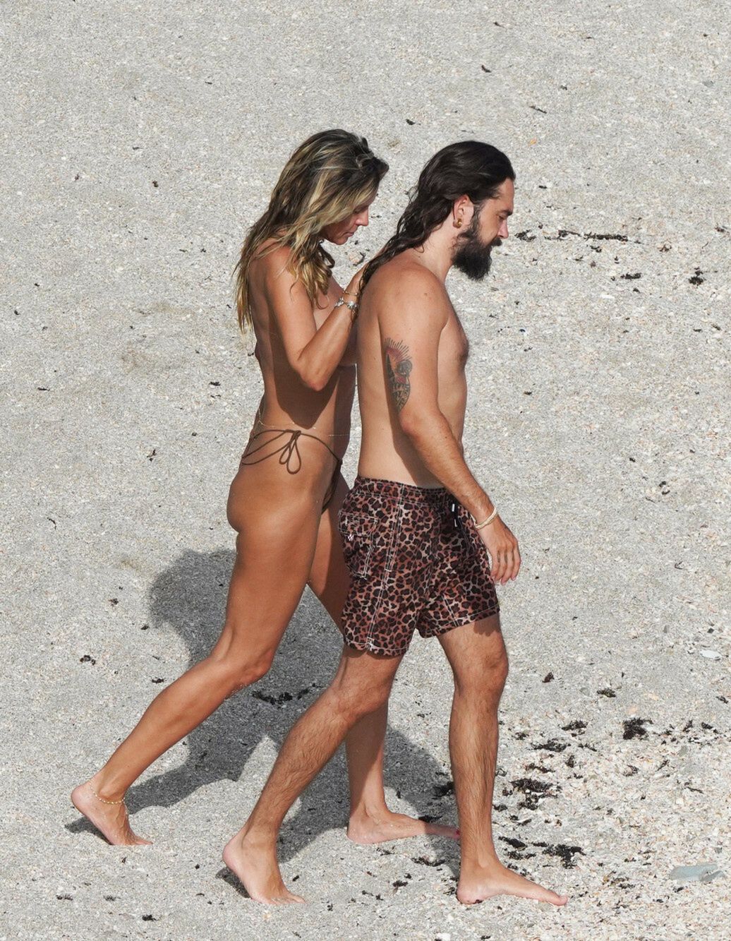 Heidi Klum topless i Tom Kaulitz wymieniają czułości podczas dnia na plaży