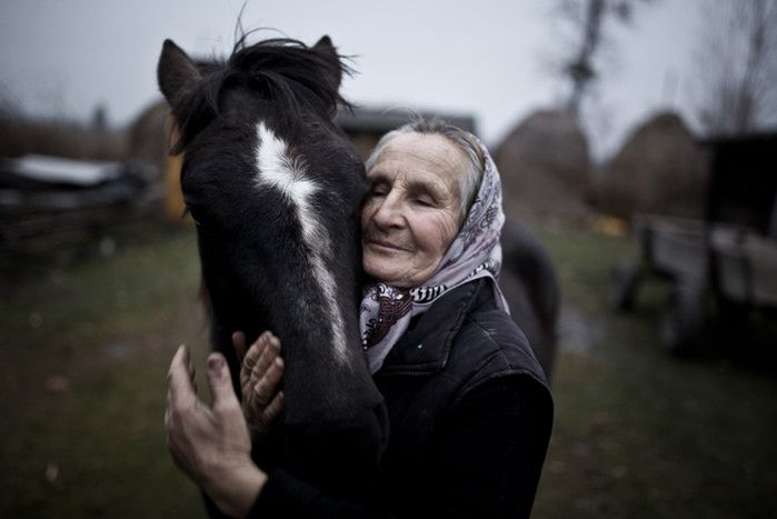 Mieszkanka Szacka na Ukrainie ze swoim koniem