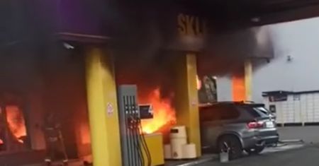 Wypadek w Tarnowie. Sceny niczym z filmu akcji. Pomylił gaz i hamulec