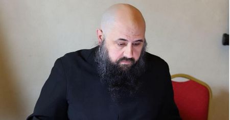 Ksiądz broni rosołu. "Napisz coś po japońsku, to będą stali w kolejce"