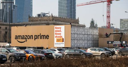 Warszawa "niewolnicą chaosu". Paczka za 407 tys. zł w centrum stolicy