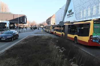 Wrocław: Sygnalizacja świetlna pomiędzy dworcami. Koniec z przepuszczaniem autobusów przez pieszych