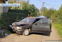 Legnica. Pościg za piratem drogowym. Ucieczka zakończona rozbiciem samochodu