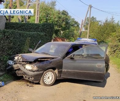 Legnica. Pościg za piratem drogowym. Ucieczka zakończona rozbiciem samochodu