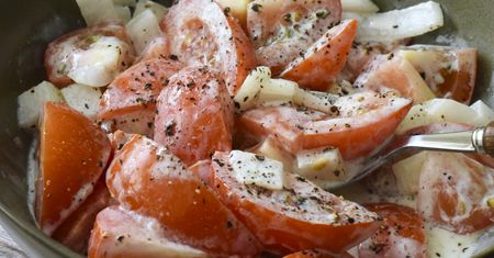 Babcia dodaje szczyptę do pomidorów. Sałatka lepsza niż w restauracji