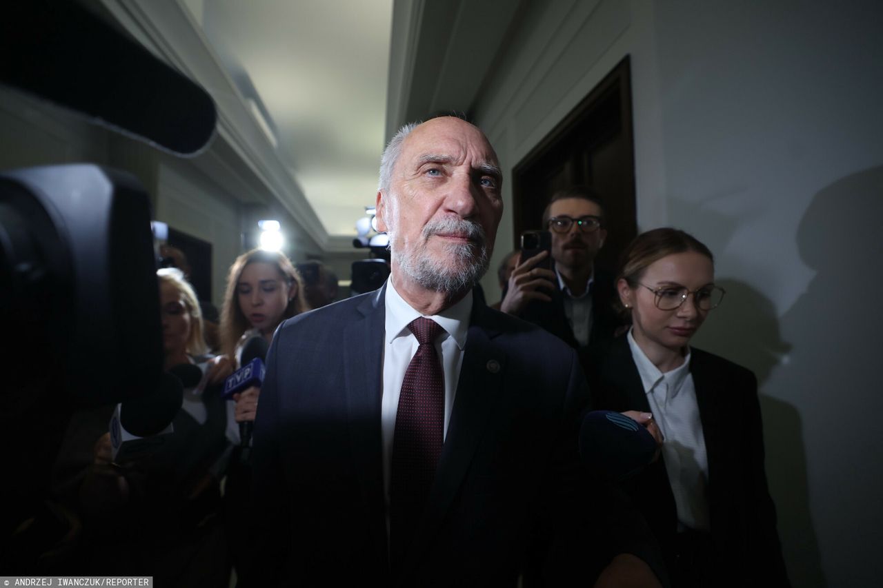 Macierewicz zapytany przez dziennikarzy. Mówił o "braku dowodów"