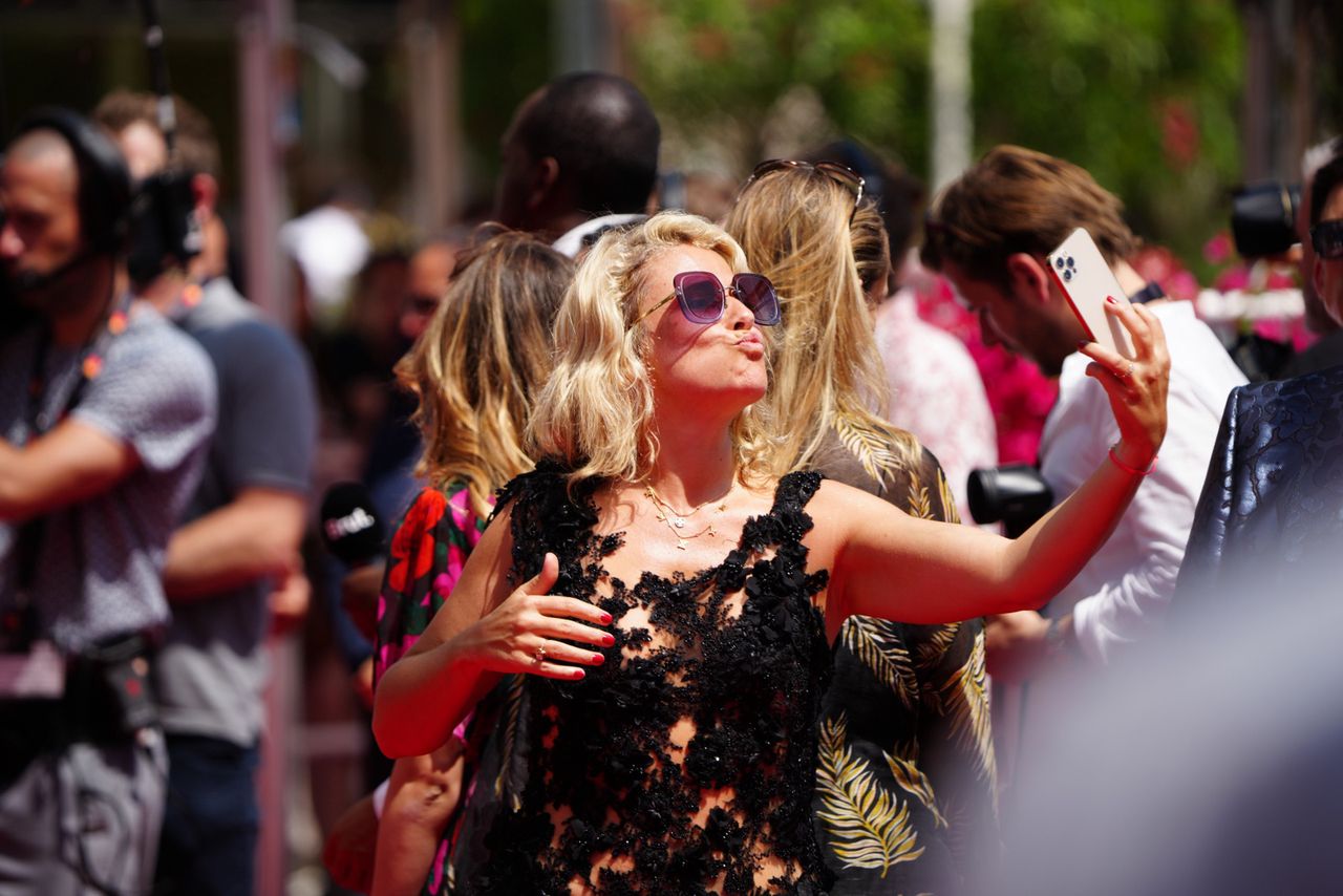 Selfie przy Pałacu Festiwalowym to idealna pamiątka z wakacji w Cannes 