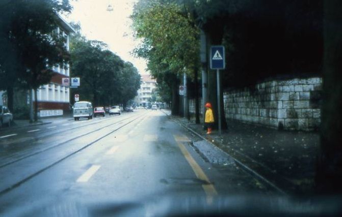 Dziecko widoczne na drodze