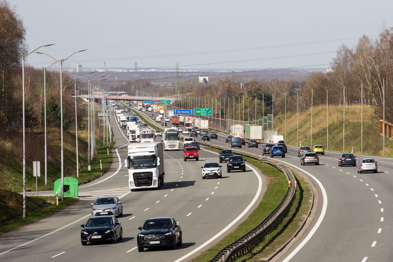 Na polskich drogach jest ich pełno. Stare auta zalewają ulice