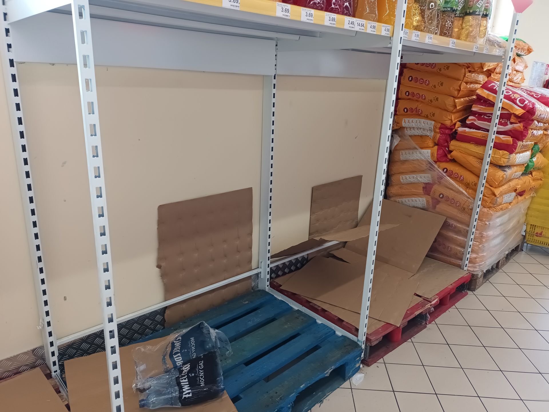 W sklepie Dino przy ul. Poświęckiej we Wrocławiu zabrakło wody