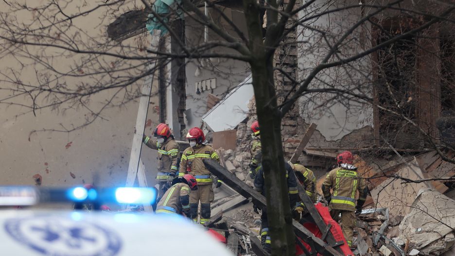miejsce wybuchu
Katowice, 27.01.2023. Akcja ratownicza w miejscu wybuchu gazu w trzypi�trowej kamienicy w Katowicach-Szopienicach, 27 bm. W wyniku eksplozji dosz�o do zawalenia budynku. Na miejscu dzia�a 15 zast�p�w stra�y po�arnej, w tym specjalistyczna grupa poszukiwawczo-ratownicza z Jastrz�bia-Zdroju. Pomoc udzielana jest czterem osobom, wydobytym spod gruz�w. (amb) PAP/Micha� Meissner ***Zdj�cie do depeszy PAP pt. "Katowice/ Wybuch gazu w trzypi�trowym budynku" ***
Micha� Meissner
akcja ratownicza, miejsce wybuchu, w Katowicach, wybuch gazu, zawalenie kamienicy, zawalony budynek